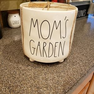 RAE DUNN full size mom's garden planter